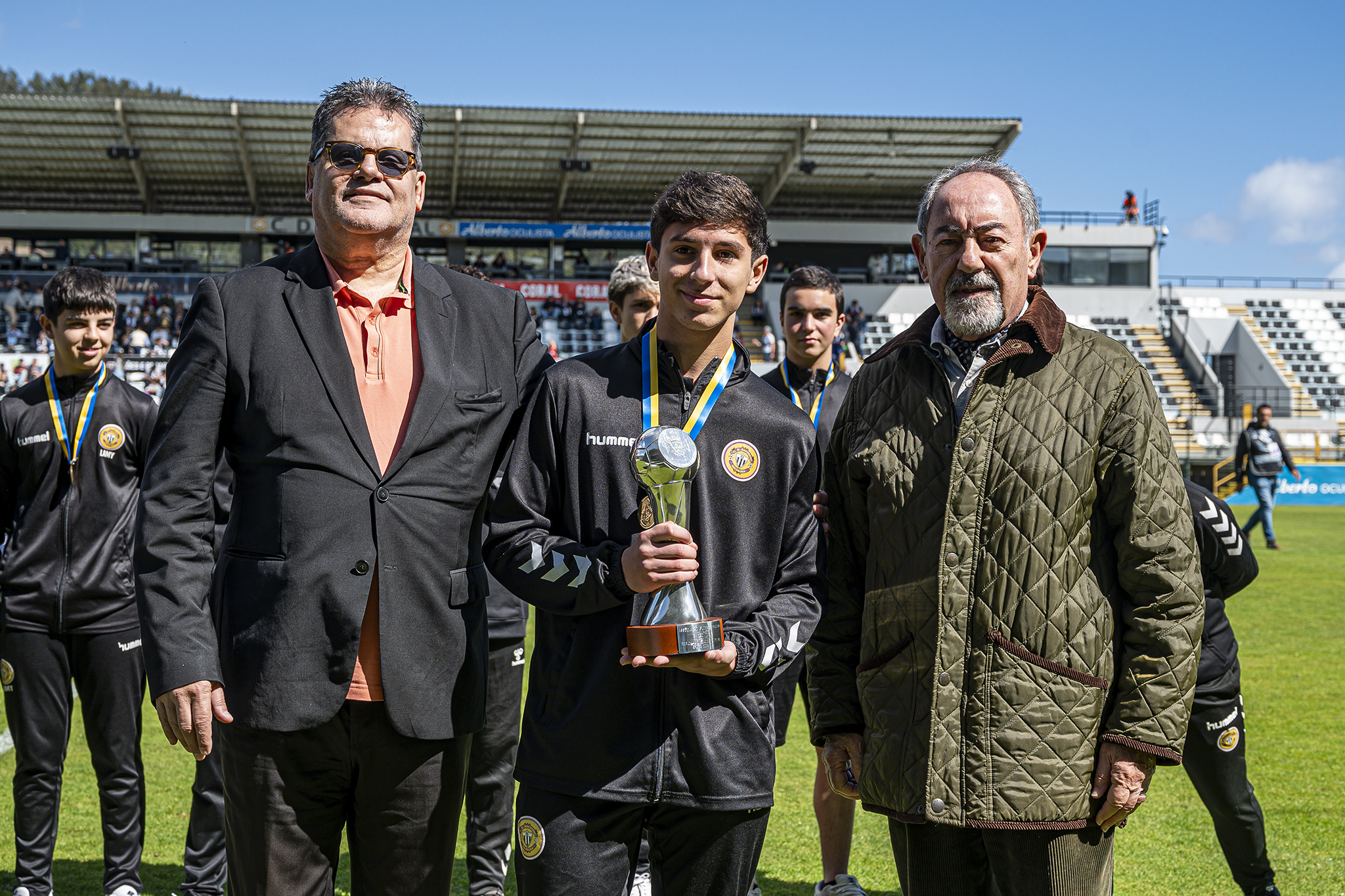 Iniciados alvinegros recebem troféu da Honra Regional