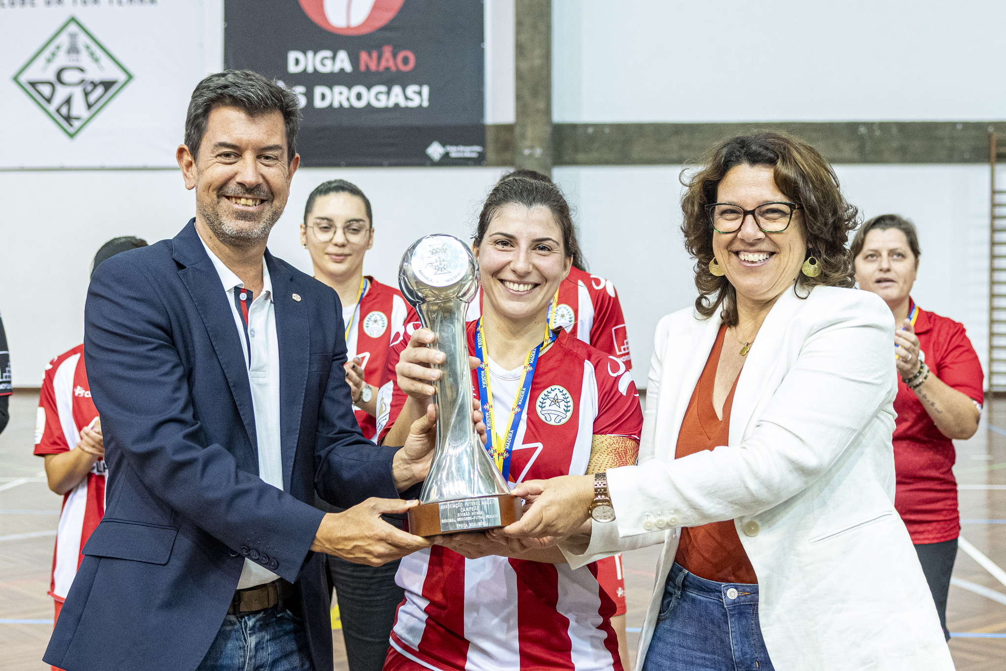 Honra Regional: mulheres do Estrela recebem troféu