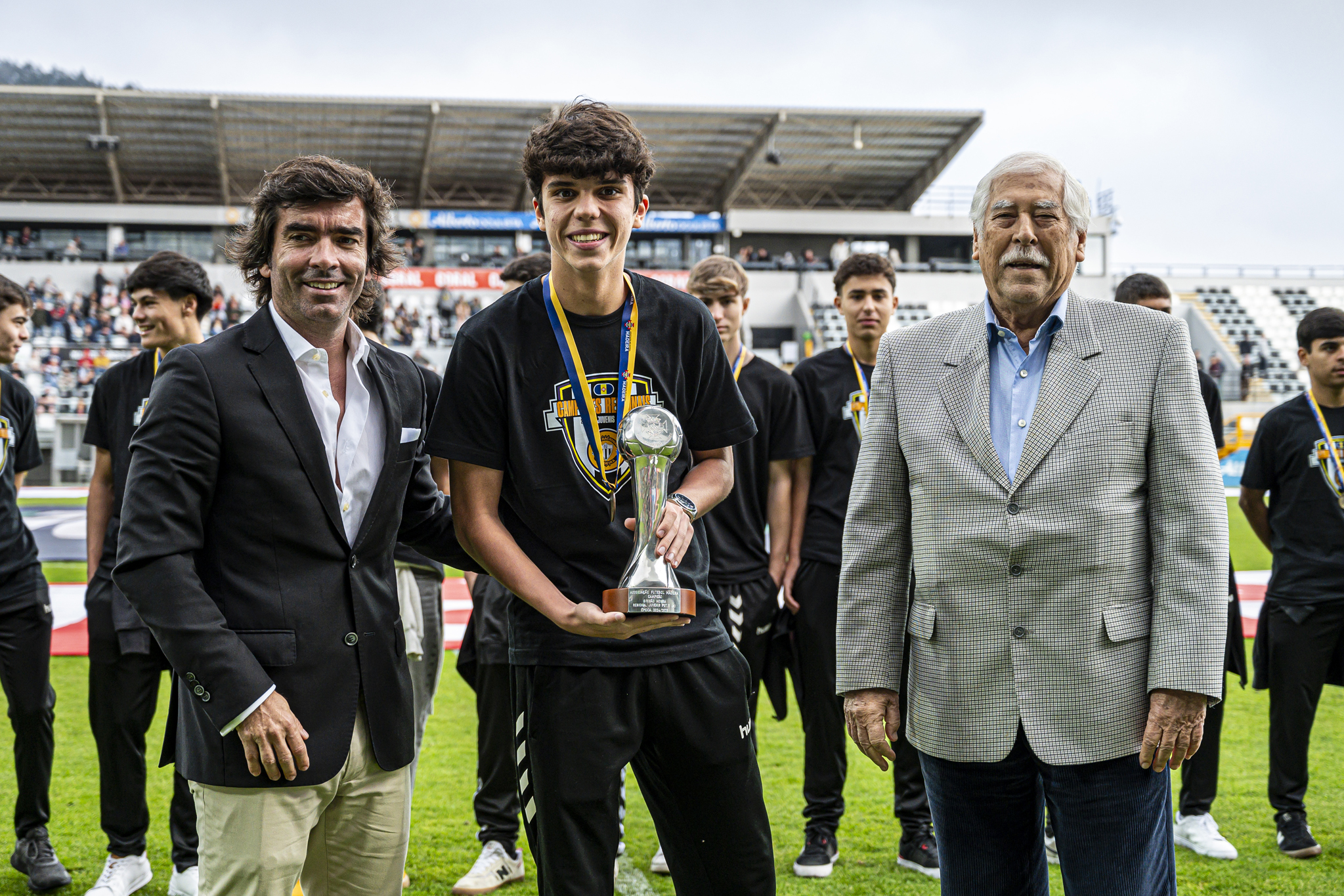 Juvenis alvinegros erguem troféu da Honra Regional