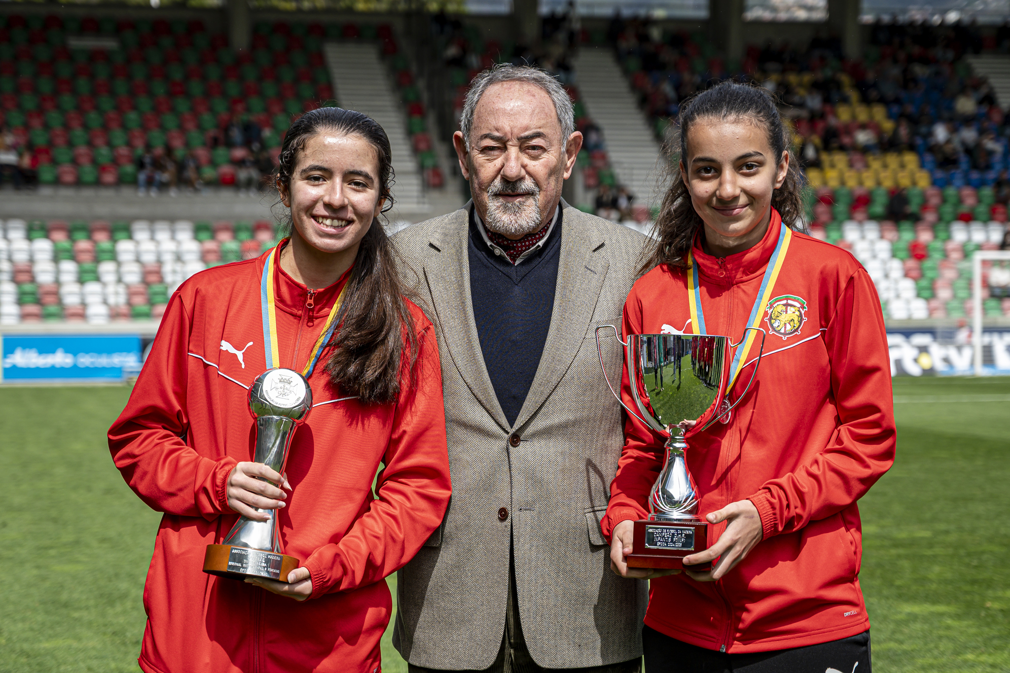 Honra: iniciadas e infantis verde-rubras recebem troféus