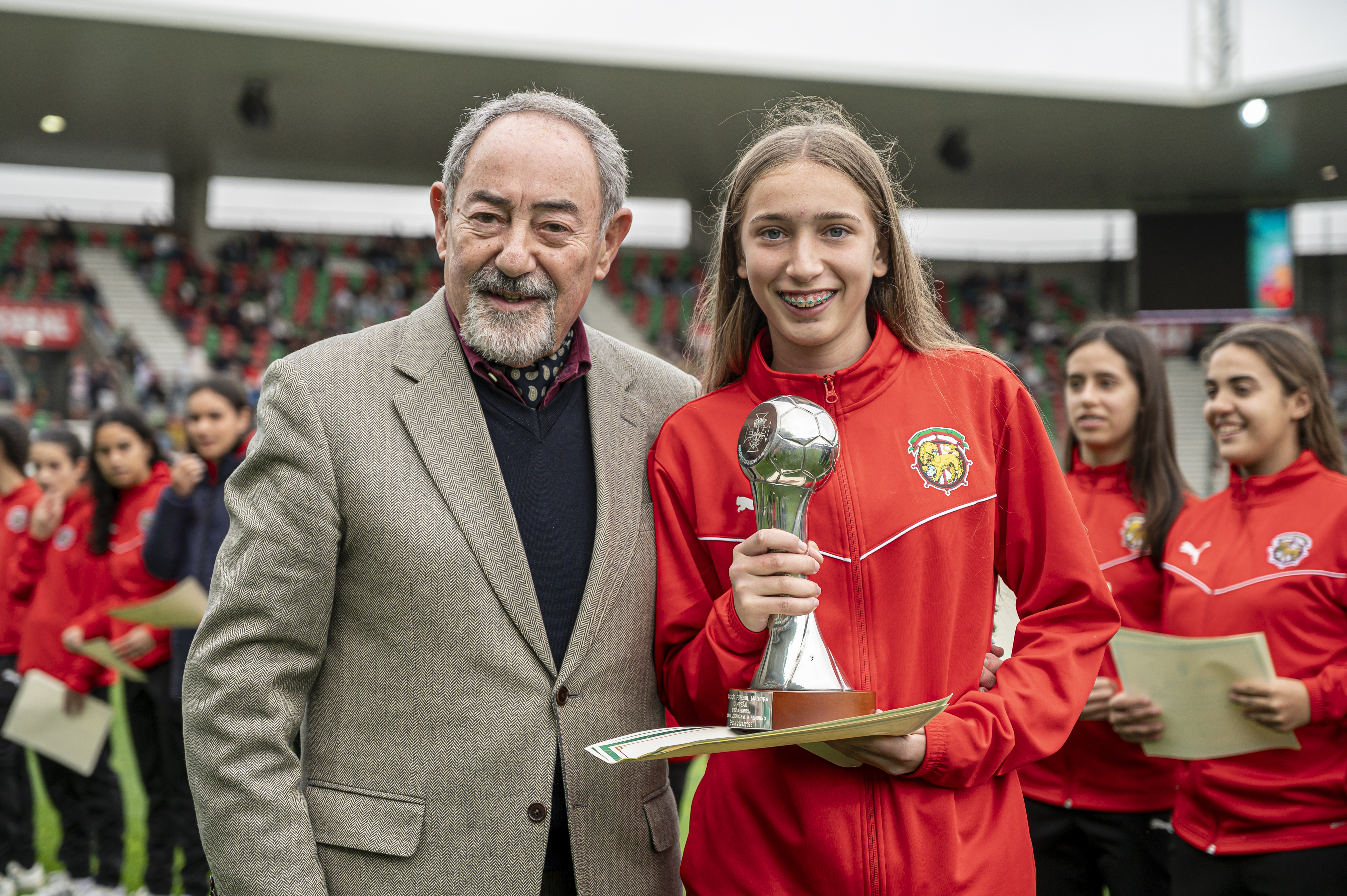 Honra Regional: juniores e juvenis femininas recebem troféu