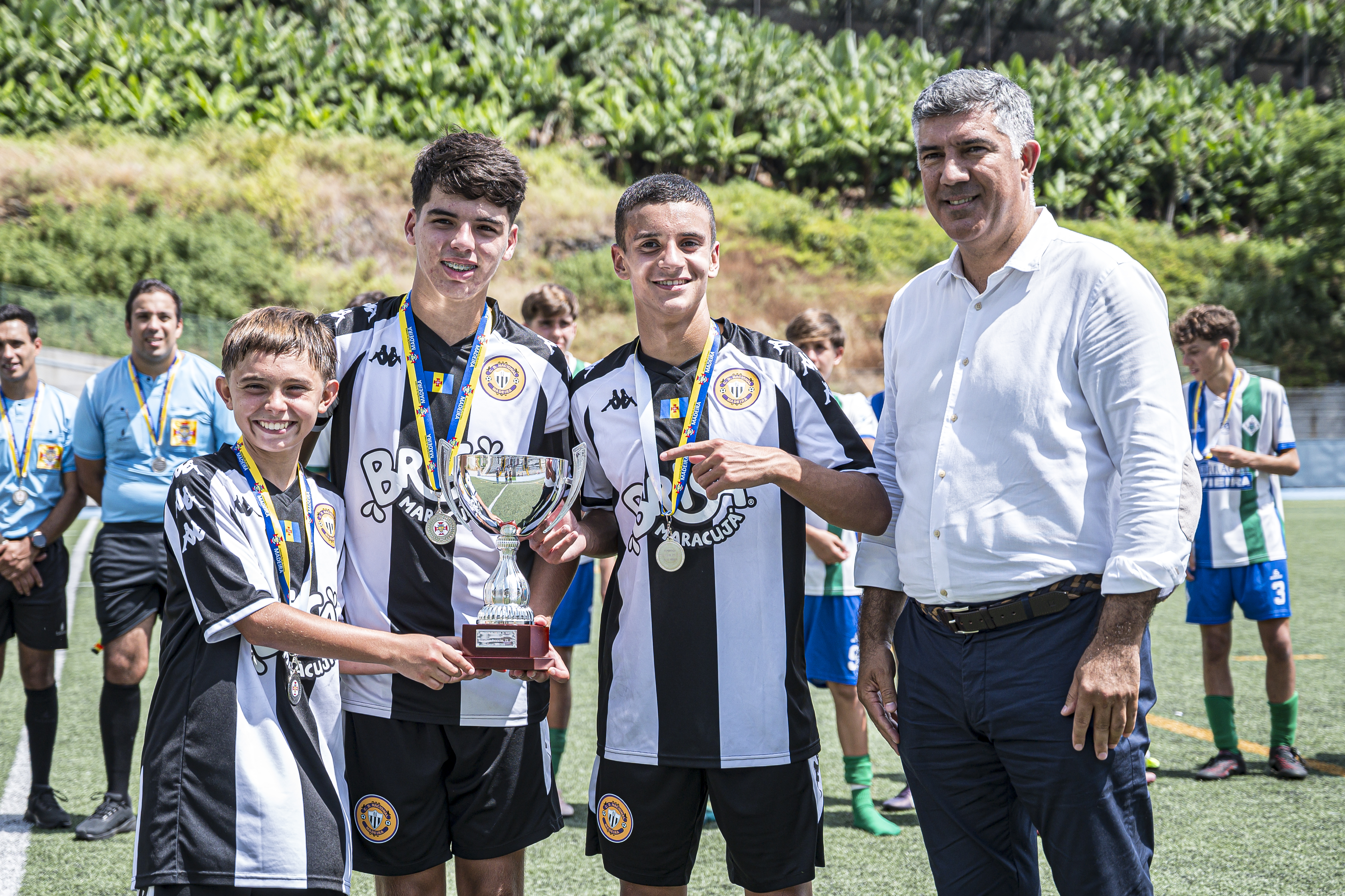 Iniciados do Nacional erguem Supertaça