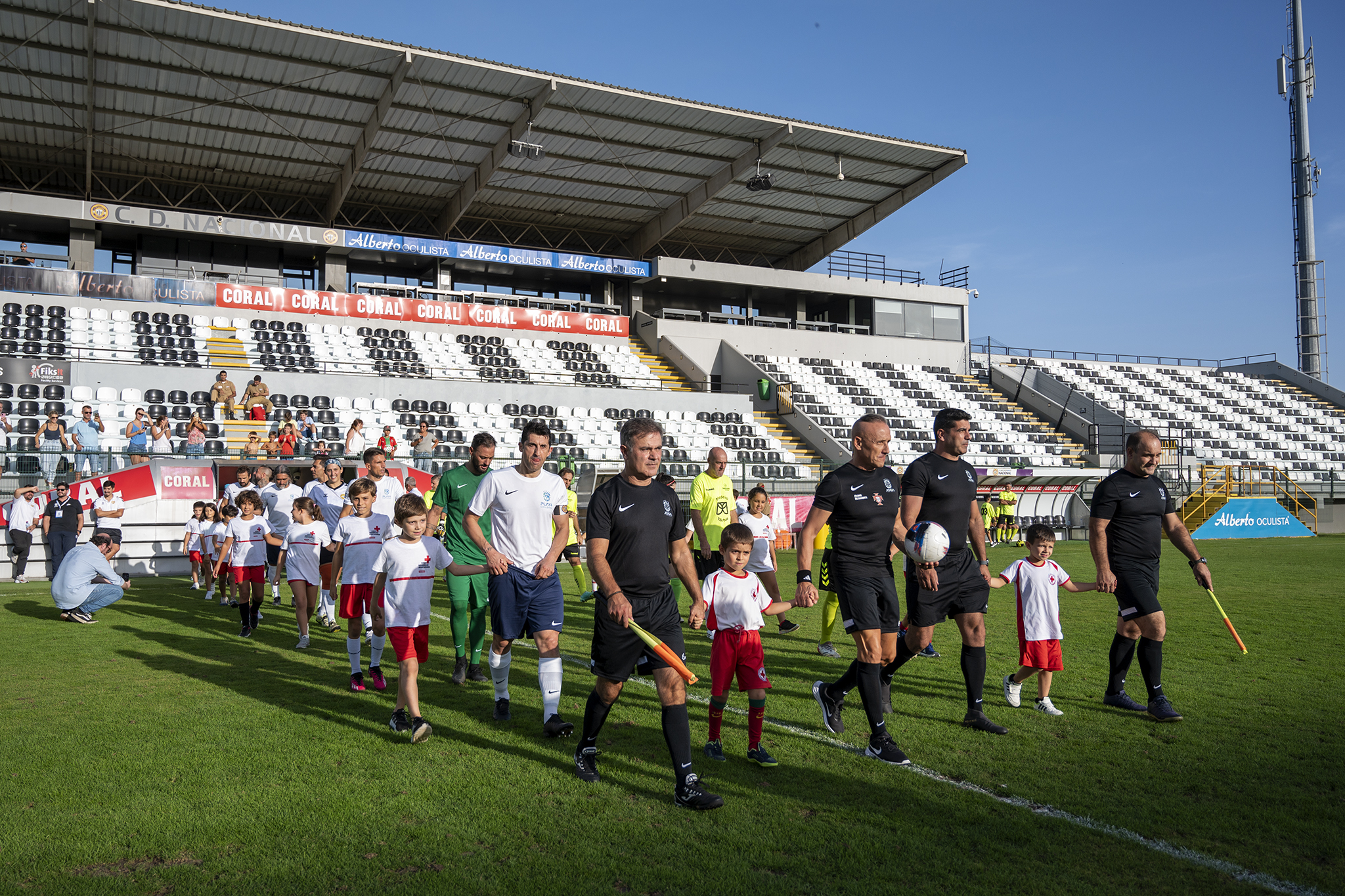 As crianças jogam futebol na escola